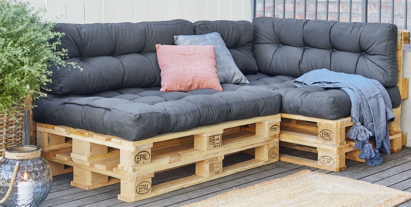Pallet corner sofa with pallet cushions on a patio