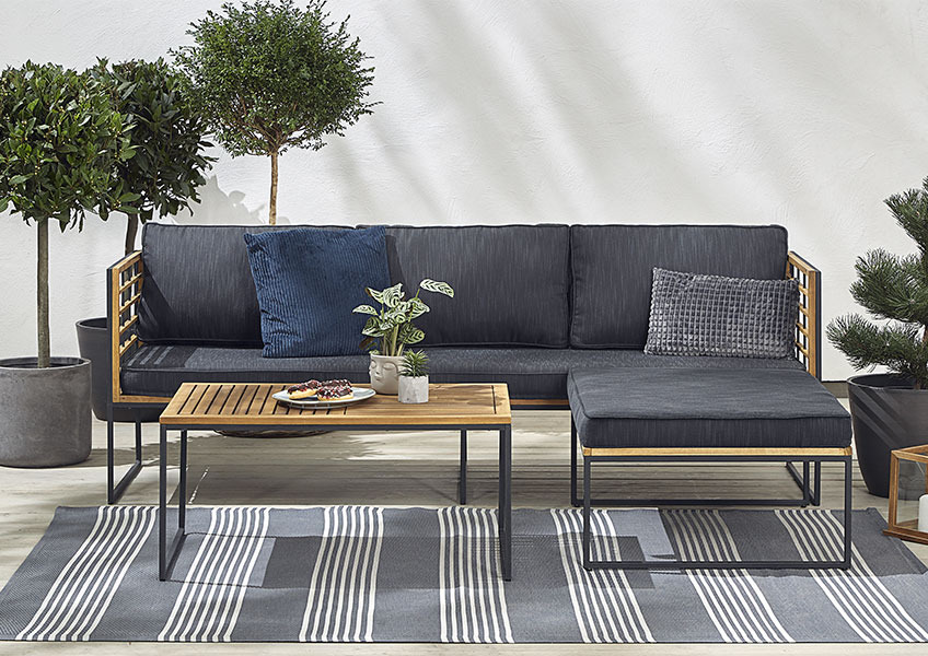 Garden lounge sets in metal and wood