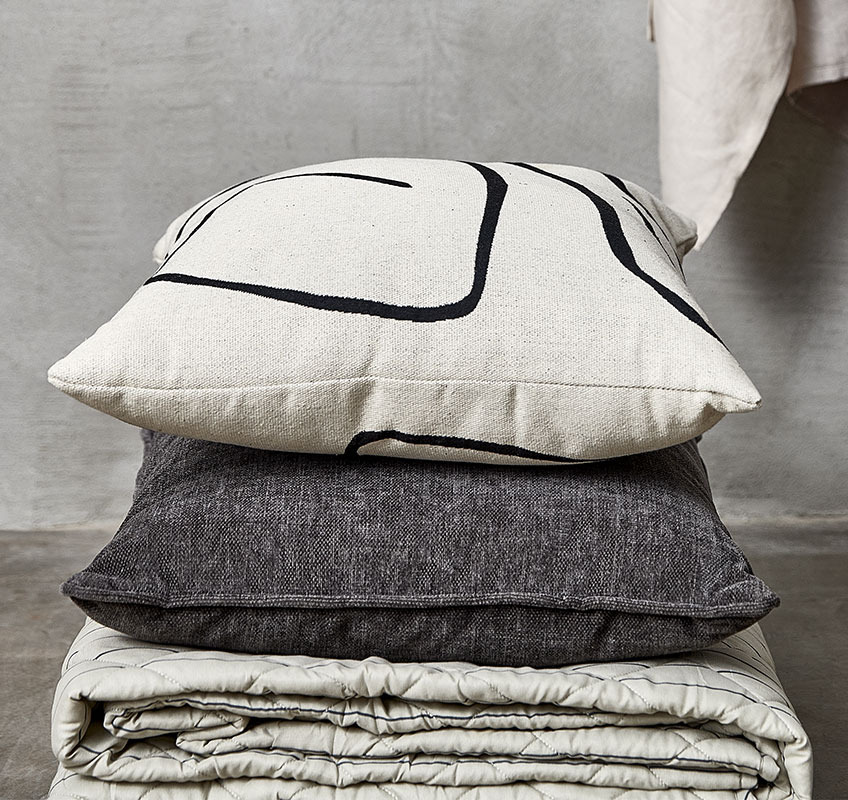 HVITVEIS decorative cushion and FAGERKLOKKE quilted blanket Quilted blanket and two cushions in white, beige, and grey colours