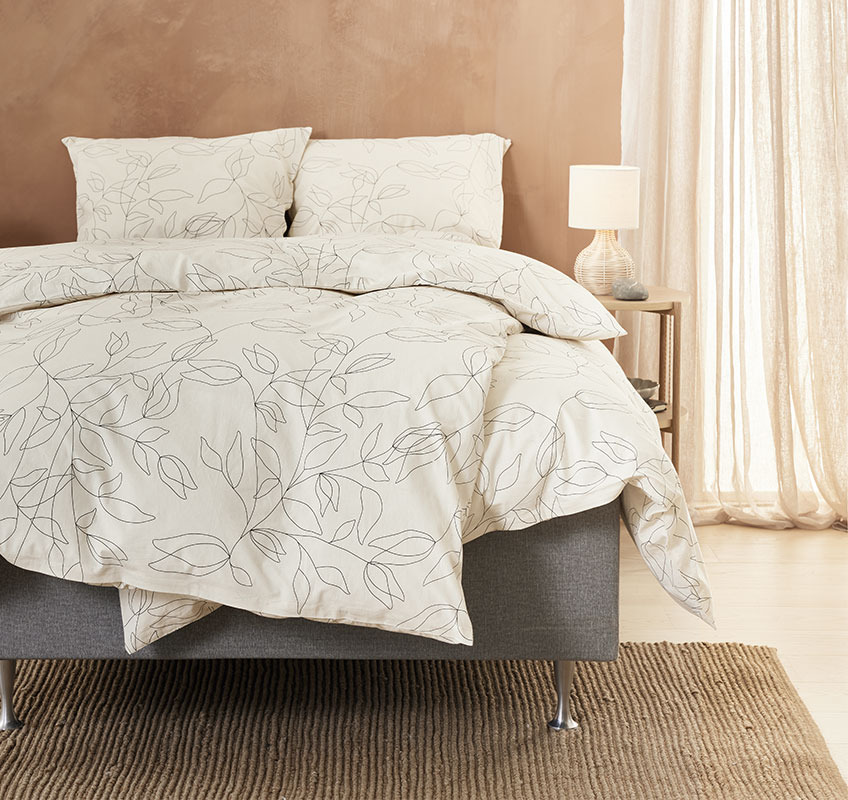 Bed linen with black strokes on an off-white ground