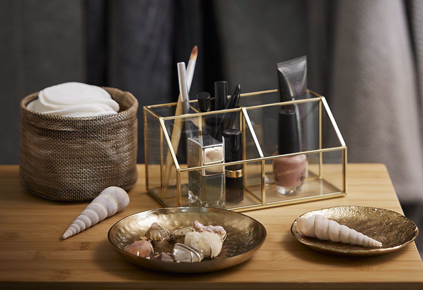 Basket with makeup pads, makeup organiser in glass and gold look and trays in gold look
