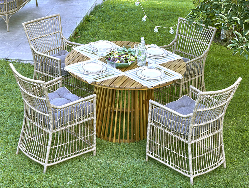 HOLTE garden table and FJELLERUP garden chairs Round garden table with a centred base and four garden chairs on a lawn