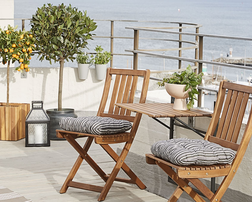 INDHOLT balcony table and EGELUND folding chairs Balcony with balcony table mounted on the rail