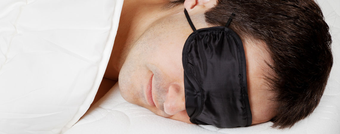 človek s maskou na spanie