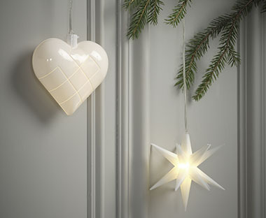 Hvězda a vánoční dekorace ve tvaru srdce