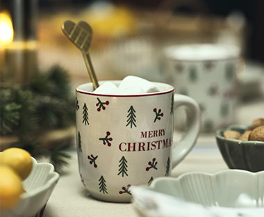 Čajová lžička a vánoční hrnek