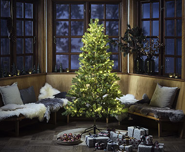 Umělý vánoční strom v obývacím pokoji