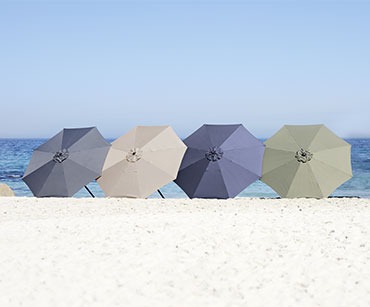Slunečníky v různých barvách na pláži