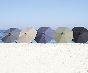 Slunečníky v různých barvách na pláži