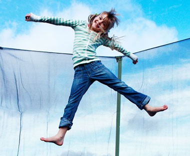 Na zahradní trampolíně si děti užijí plno zábavy