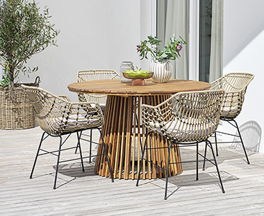 Kulatý dřevěný stůl a zahradní židle