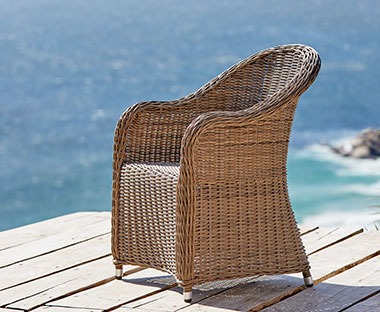 Zahradní židle z umělého ratanu na terase