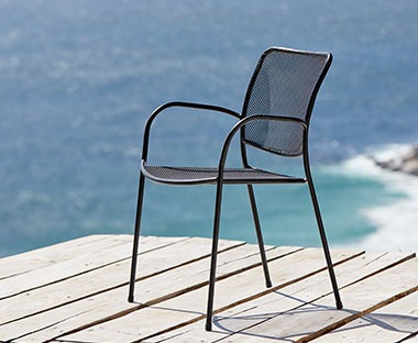 Černá zahradní stohovací židle z oceli