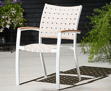 Bílá zahradní stohovací židle z hliníku na terase