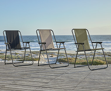 Kempingové židle na pláži